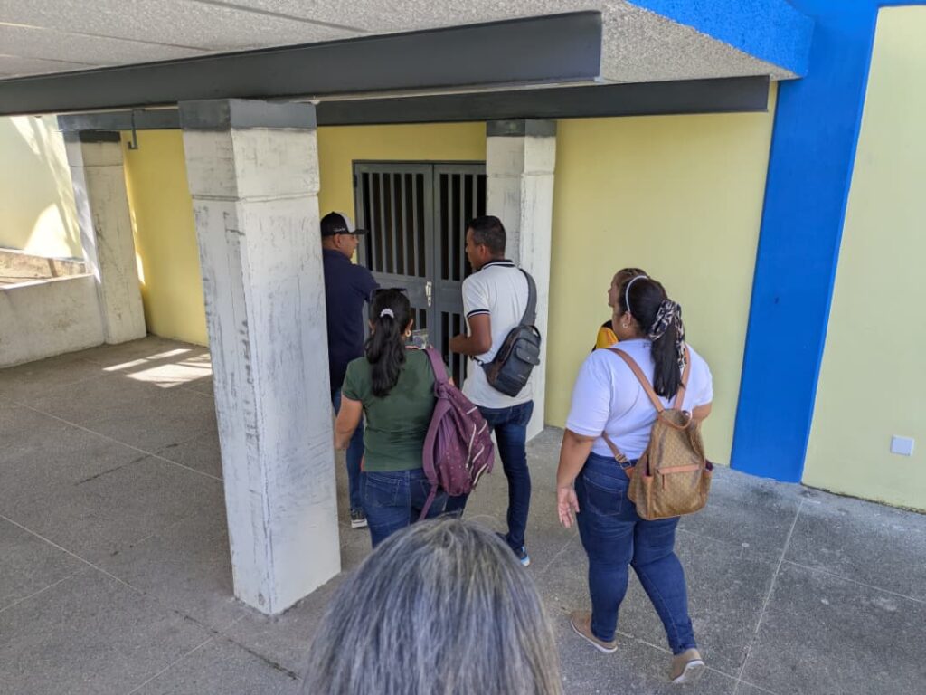 Autoridades hicieron un recorrido por el plantel con un grupo de representantes para que verificaran que el trabajo ha ido avanzando