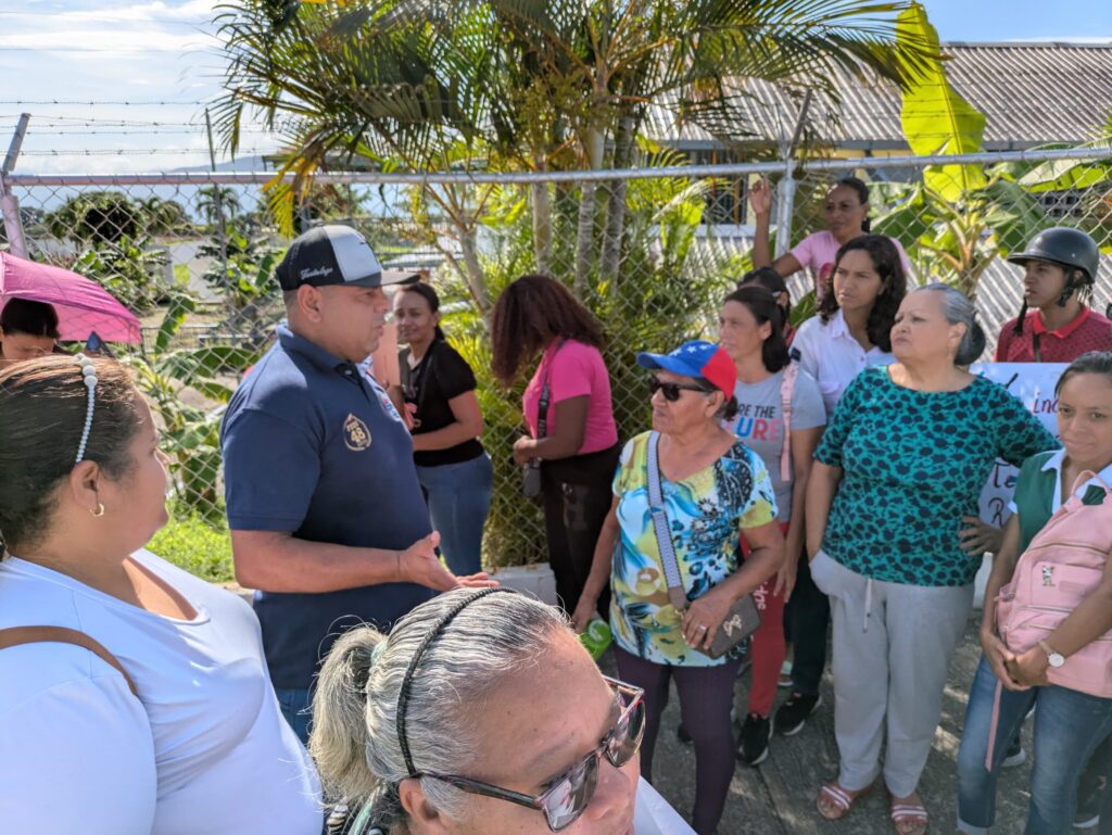 A la concentración se acercaron autoridades del espacio educativo y de la Fundación de Edificaciones y Dotaciones Educativas (Fede)