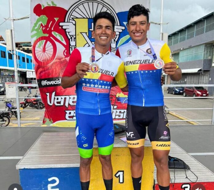 Paredes celebró junto a su compañero de equipo Gregory Guevara, quien se quedó con el bronce