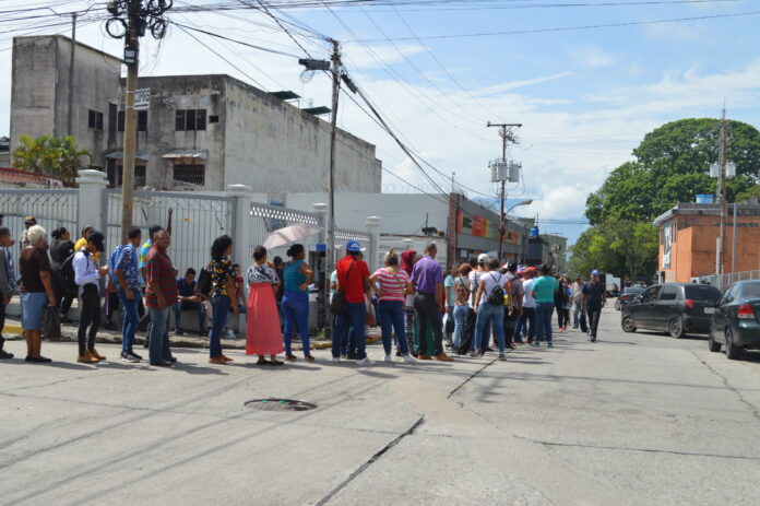 Los usuarios ocuparon gran parte de la vía adyacente al Banco de Venezuela, fue un caos