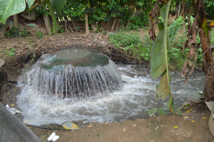 El derrame de aguas servidas parece un río por la cantidad que se derrama de la boca de visita