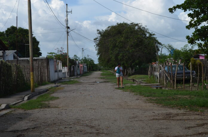 En muchas casas se mete el agua cuando llueve y los pozos sépticos están colapsados