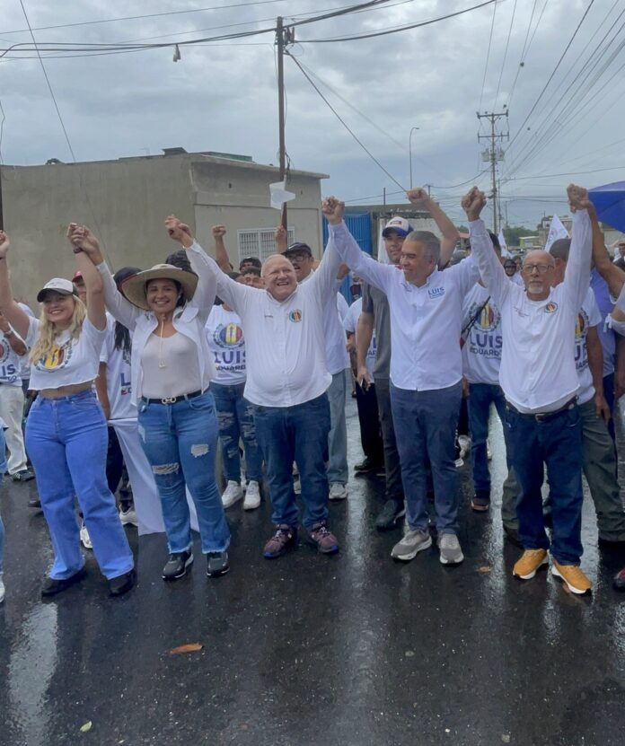 Estuvo en San Felipe, donde realizó una caminata con dirigentes de partidos políticos