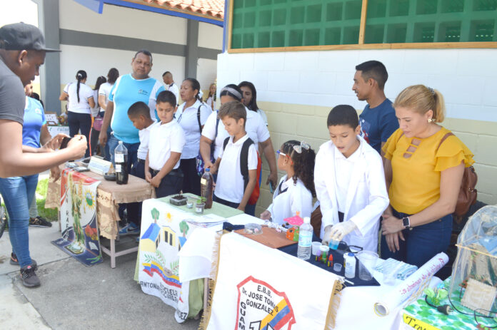 Varios proyectos relacionados con la ciencia, tecnología e innovación, fueron exhibidos por los estudiantes del Liceo Casa Taller Cecilia Mujica, en Independencia, durante la Expoferia Productiva Educativa 2024, que tuvo como objetivo dar respuestas a las necesidades de desarrollo en las comunidades. Participaron alumnos de todos los niveles y de las misiones Ribas, Robinson e Inces