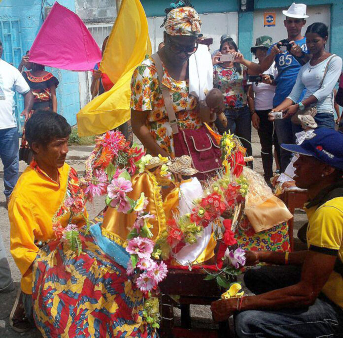 En agradecimiento a quien todo lo tiene y todo lo da, desde anoche iniciaron las actividades en honor a San Juan Bautista en los municipios Cocorote, Veroes, Independencia, San Felipe, Urachiche, La Trinidad y Arístides Bastidas, donde están repicando los tambores. En otras localidades e, incluso, escuelas han venido desarrollando actos desde hace varios días. Foto cortesía Gabinete Ministerial de Cultura