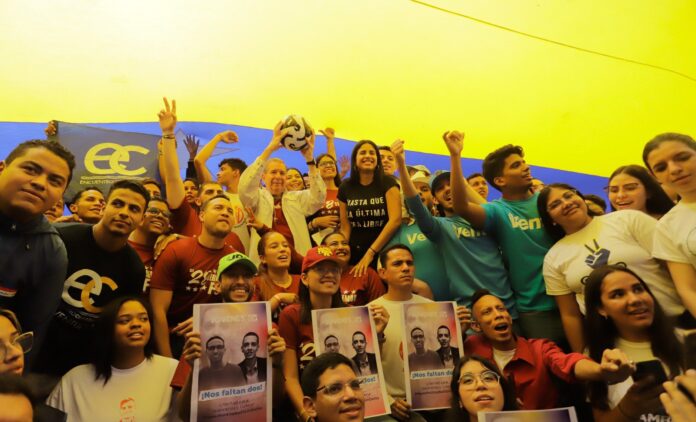 Un grupo de jóvenes se reunión con el candidato de la Unidad