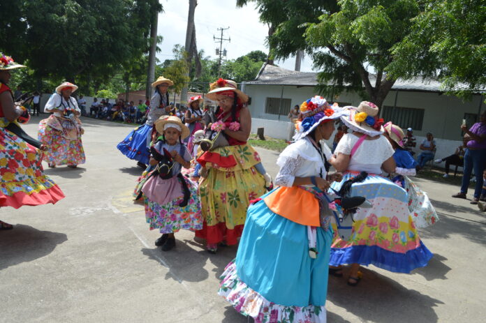 Disfrutaron de la presentación del Colectivo Bailadoras de Burriquitas de Independencia