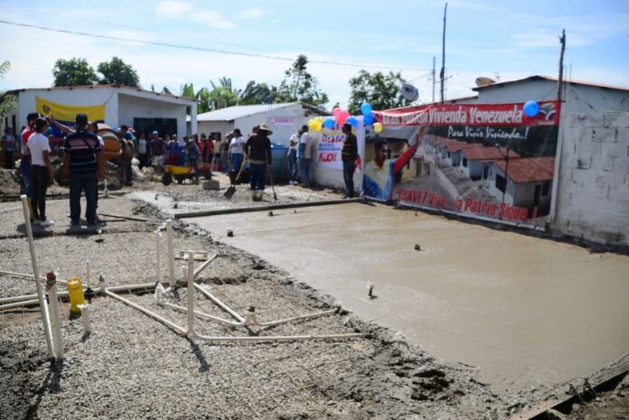 Están construyendo tres viviendas en la zona