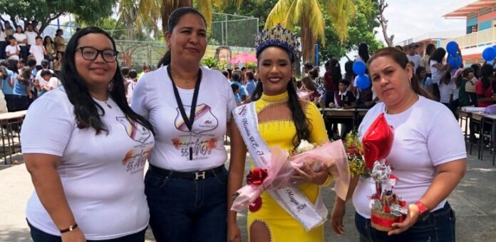 La hermosa joven fue coronada en el inicio de la festividad