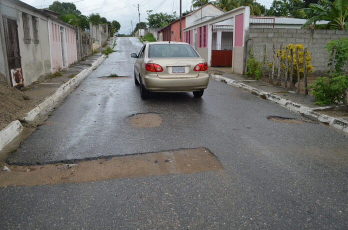 La vía tiene varios baches y hasta monte ha salido