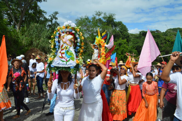 Los asistentes vistieron al santo con atuendos muy coloridos y lo adornaron con flores