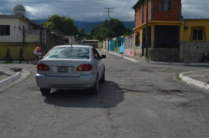 Los conductores tienen que estar esquivando los innumerables baches