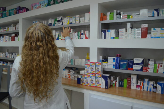 Peña informó que, en el estado, hay 91 farmacias con permiso, y 12 de ellas no tienen regente