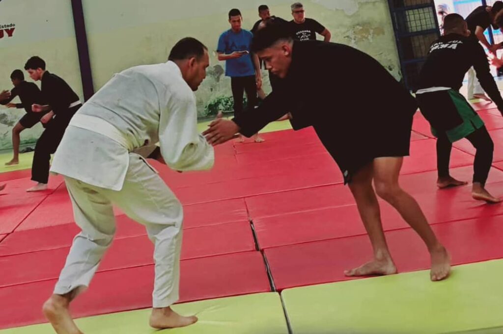 Se instruyó a los participantes sobre los fundamentos básicos y técnicas del jiujitsu