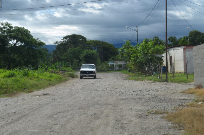 La calle principal da acceso hacia la Autopista Cimarrón Andresote