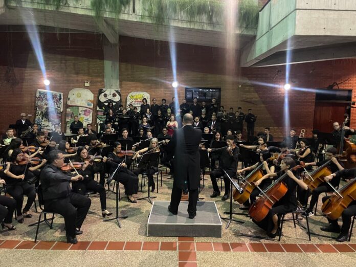 Este viernes 21, como parte de la celebración de su tercer aniversario, la Orquesta Filarmónica de Yaracuy ofreció un concierto de gala en homenaje al Día del Periodista, así como por los 200 años de la Sinfonía N° 9 de Beethoven. El espectáculo fue en el Museo Carmelo Fernández en San Felipe a partir de las 5:00 pm, y contó con la participación de más de 90 músicos en escena.