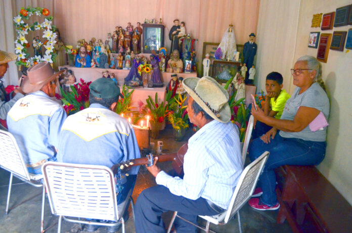 Habitantes de Guama, en Sucre y de la urbanización San Antonio, en San Felipe, realizaron ayer varias actividades para venerar a San Antonio de Padua. Cantos, rosarios, bailes y serenatas formaron parte de la festividad religiosa. Decenas de personas pagaron promesas e hicieron peticiones al santo del amor. Hoy harán una procesión en la comunidad sanfelipeña.