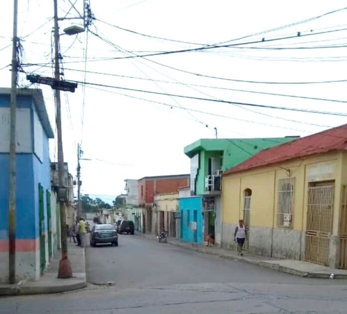 La madrugada de este #18Junio fue restablecido el servicio eléctrico en el municipio #Bolívar tras ser resuelta la avería que mantuvo la localidad completamente a oscura por más de 36 horas. La causa de este inconveniente habría sido una falla en la línea de alta tensión 115kv Palmasola - Aroa