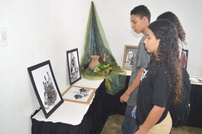 Como parte de las actividades por el cierre del año escolar, los estudiantes de 1ero a 6to año de la Escuela Técnica de Artes Visuales Carmelo Fernández de San Felipe, expusieron en la institución una muestra de dibujos, pinturas, esculturas y cerámicas, durante la cual con ingenio y creatividad demostraron los conocimientos pedagógicos adquiridos. También cantaron y recitaron.