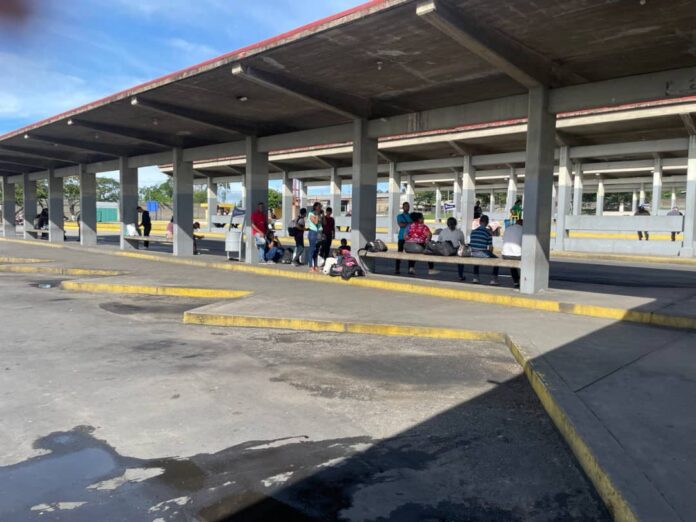 En el Terminal de Independencia había un pequeño grupo de pasajeros y ninguna unidad operativa