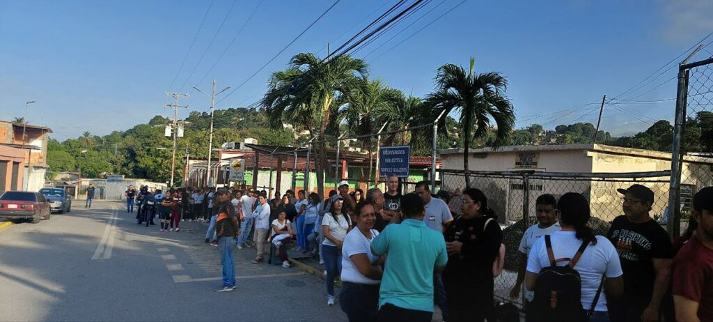 A las 7 y 30 am ya un grueso de personas había votado