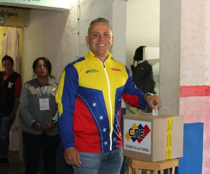 Alcalde de San Felipe Rogger Daza al momento de votar