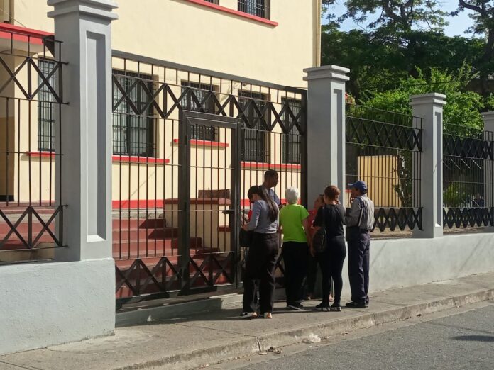 Algunos testigos suplentes pedían ingresar a los centros, pero no se lo permitieron