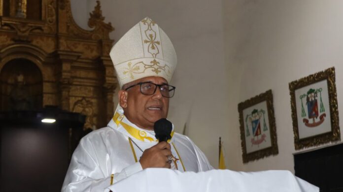 Mons. Víctor Hugo Basabe: 