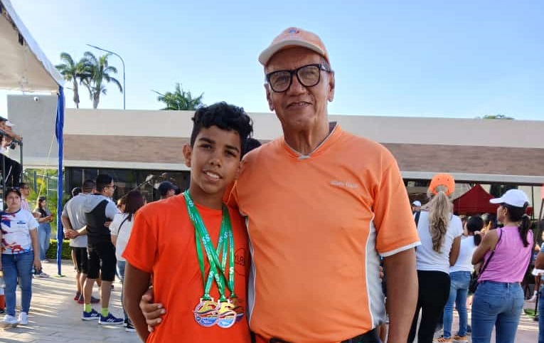 Diego Pirona junto a su entrenador Gilberto Chacón