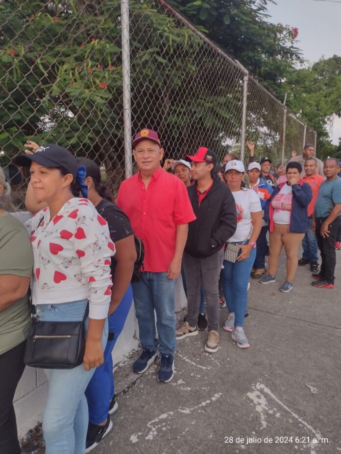 Durante su derecho a sufragar el alcalde bastidense ofreció declaraciones e instó a sumarse