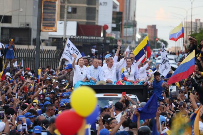 El candidato de la PUD estuvo acompañado por Machado y dirigentes zulianos en la caravana de Maracaibo