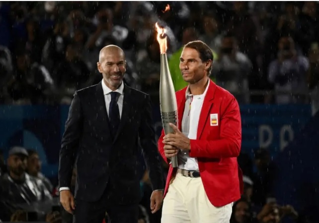 El exfutbolista francés Zinedine Zidane, campeón del mundo en 1998, representó el deporte de élite de su país. En la imagen junto al tenista Rafael Nadal Foto cortesía Getty Images