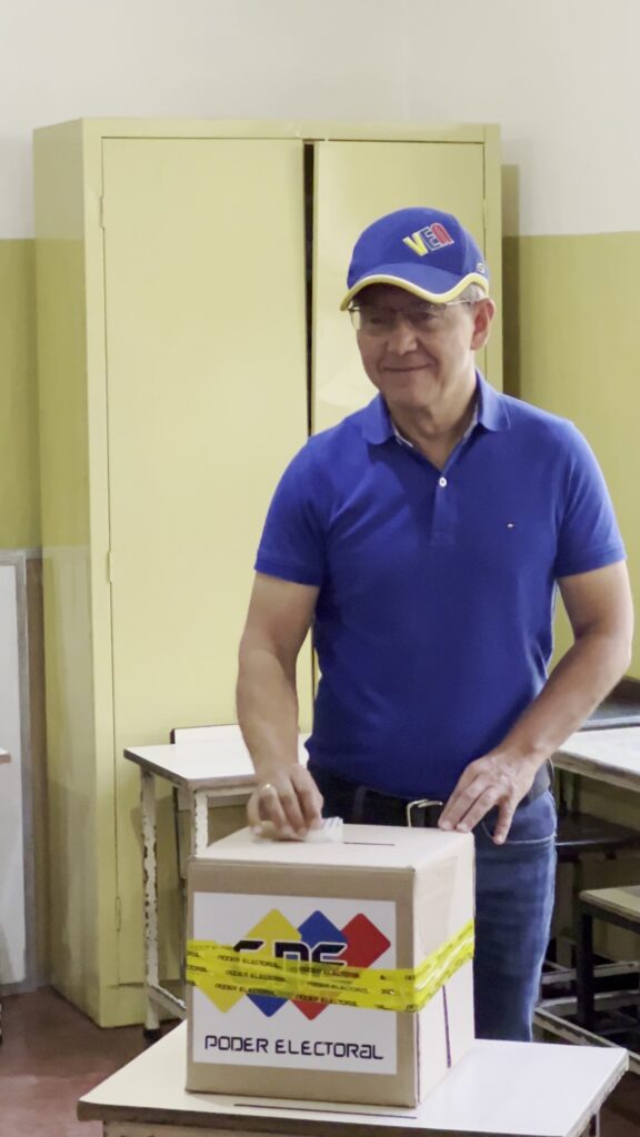 El gobernador votó a las 7 de la mañana