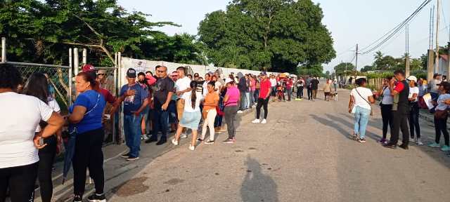 En Bolívar ciudadanos reclamaban por retardo en abrir las mesas