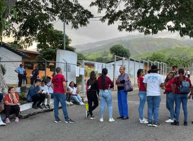 En Cocorote la situación no es diferente, los ciudadanos están agolpados en los centros