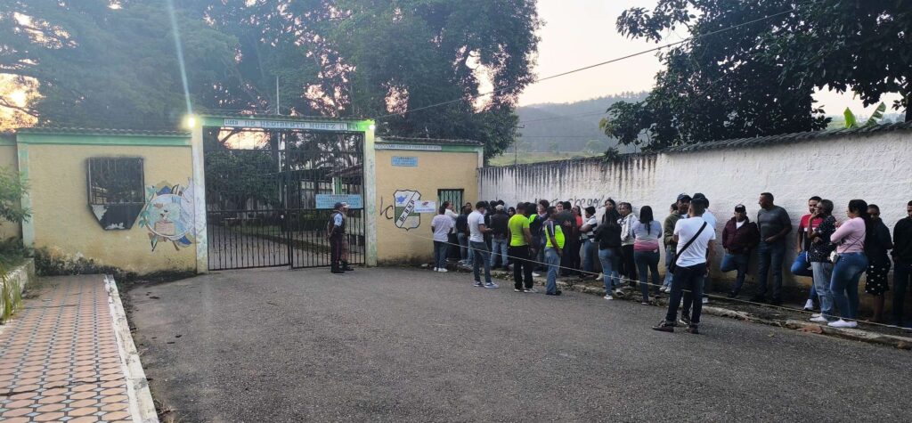 En el Liceo Heriberto Núñez Oliveros abrieron a las 6 am