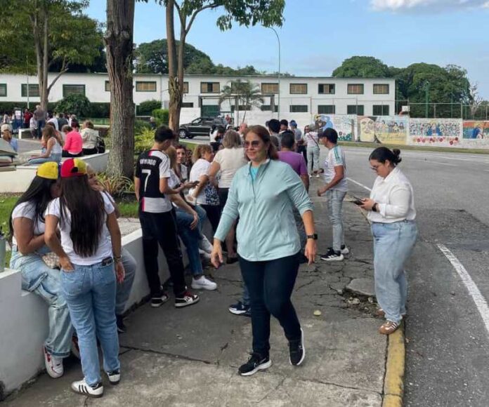 En el colegio Fray Luis Amigó están los ciudadanos a la espera del cierre del centro