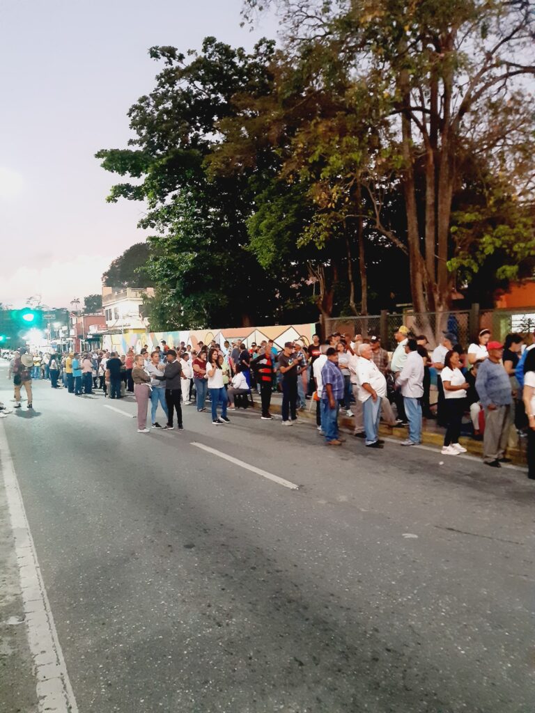 En la capital de Peña, Yaritagua, las personas salieron temprano