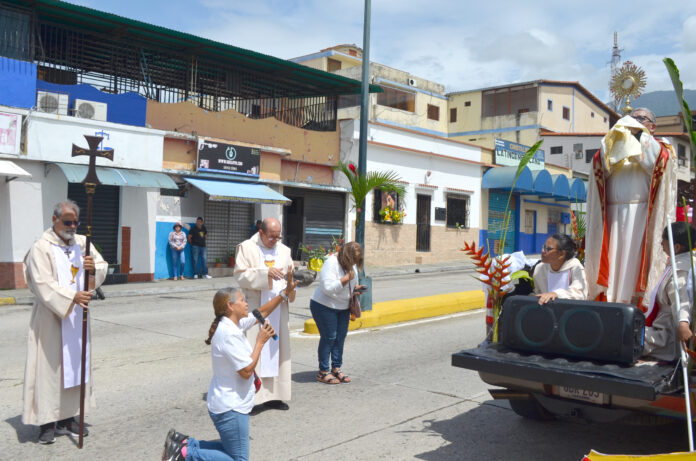 Con una misa de acción de gracias en el Parque Histórico Arqueológico San Felipe El Fuerte y un recorrido por la Avenida Caracas, en San Felipe, la feligresía culminó ayer las actividades, que iniciaron el 2 del presente mes, por la celebración de los 125 años de la consagración de Venezuela al Santísimo Sacramento del Altar. Realizaron varias paradas donde le oraron e hicieron peticiones