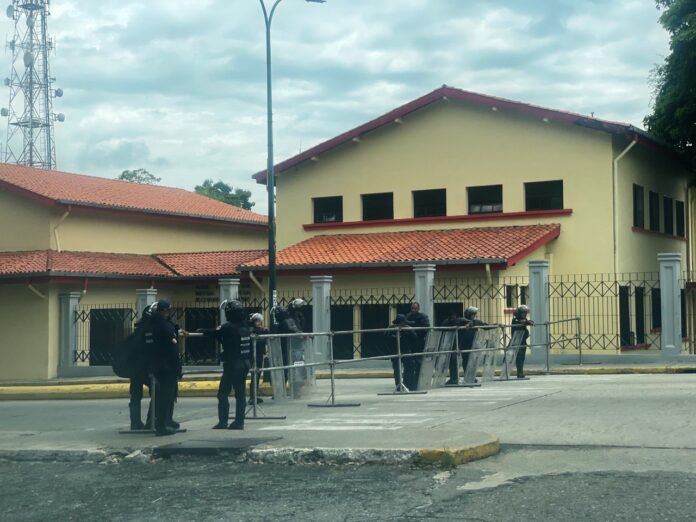 Funcionarios y equipos antimotines rodearon los alrededores de la Plaza Bolívar