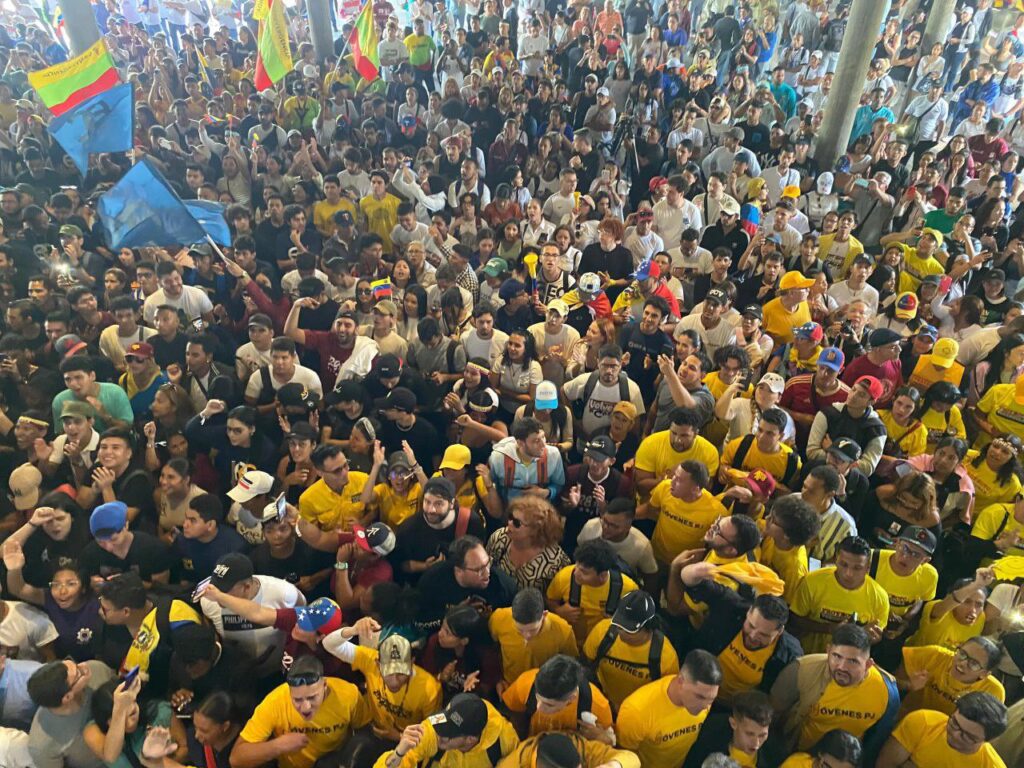 Estudiantes llenaron la plaza del rectorado de la UCV