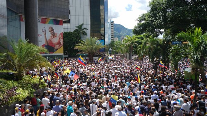 Las personas se congregaron en los alrededores de la ONU para la asamblea