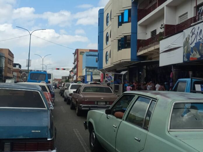 Las luces del semáforo cambian y el congestionamiento queda igual