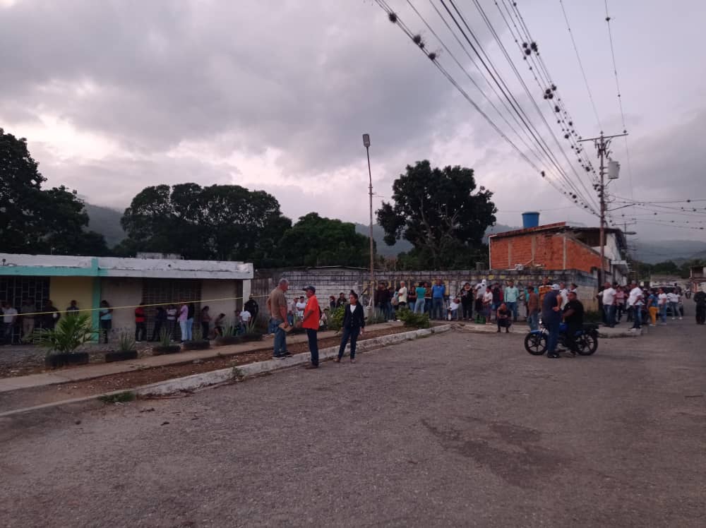 En los municipios Bolívar y Monge las colas se mantienen con mediana presencia de electores