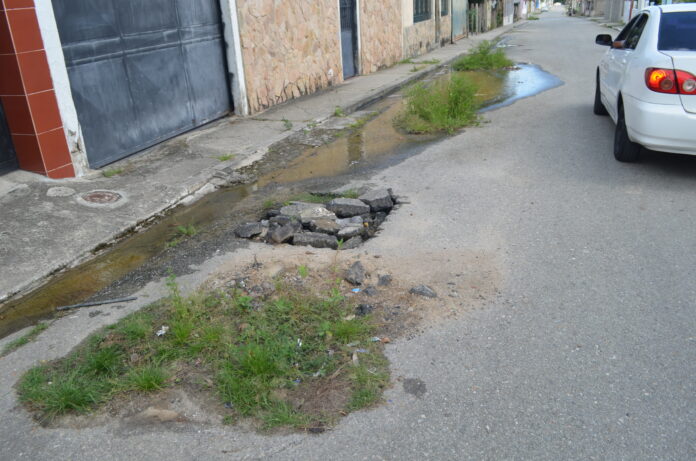 La calle está inservible, ya que tiene varias zanjas que nunca han sido asfaltadas