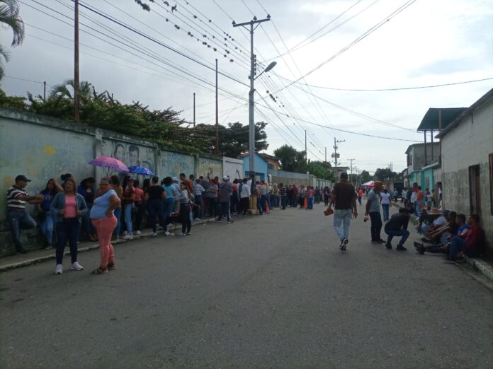 Largas colas hacen los electores en Urachiche esperando para votar