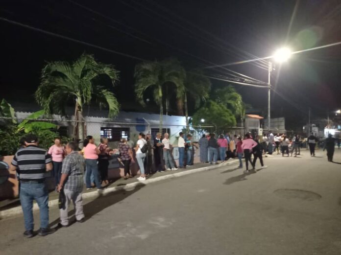 Las colas de votantes comenzaron en la madrugada en Bolívar