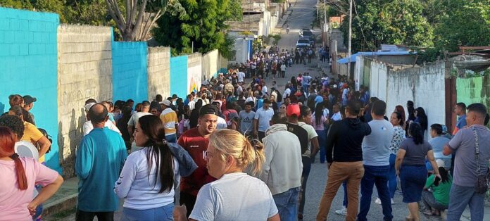 Los ciudadanos entonaron el Himno Nacional antes de comenzar a votar