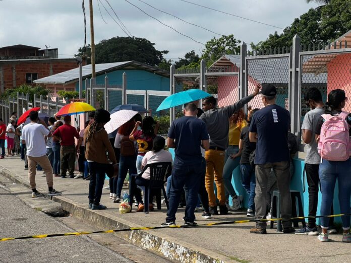 Los ciudadanos esperan su turno para ingresar a los centros