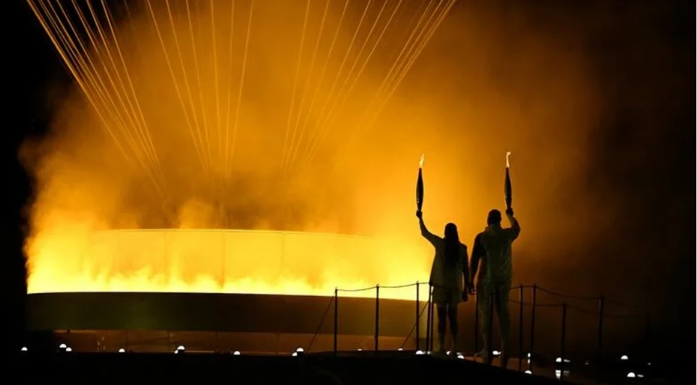 Marie-Jose Perec y Teddy Riner encendieron el pebetero y las llamas hicieron levantar a un globo hasta quedar en el cielo de París Foto cortesía EFE